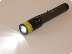 Eingeschaltete LED Taschenlampe vom Discounter