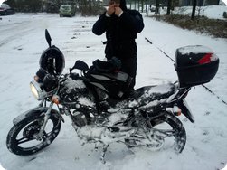 Yamaha YBR 125 im Schnee