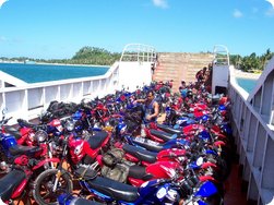 Unsere Motorräder an Bord der Barke auf dem Weg zur Insel Boracay
