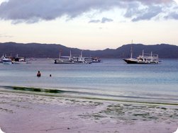 Ein Teil des langgezogenen Strands der Insel Boracay