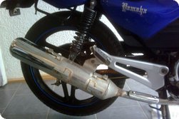 Mit demontiertem Hitzeschutzblech