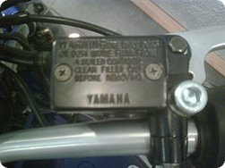 Original von Yamaha: Alles schwarz