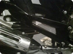 Neue Optik der Fußrastenhalterung rechts