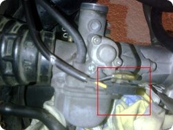 Die beiden Anschlüsse am Vergaser