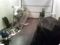 In der Garage stehende Suzuki vorsorglich abgedeckt