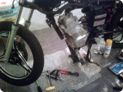 Bereits einige Halterungen des Motors gelöst