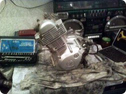 Der ausgebaute Motor der YBR 125