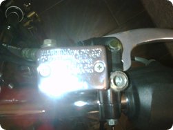 Polierter Deckel des Bremsflüssigkeitsbehälters