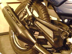 Schwarzes Hitzeschutzblech mit neuer Fußraste inkl. Befestigung 