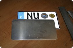 Passend zum Kennzeichen rundgefeilte Ecken