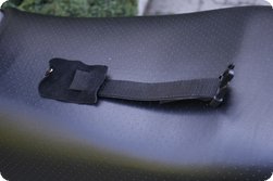 Einer der vier Haken des Tankrucksacks