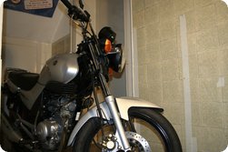 Gabel der YBR 125 mit originaler Bremsleitung