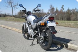 YBR 125 an einer Bushaltestelle irgendwo im Nirgendwo