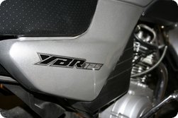 Rechte Seitenverkleidung der Yamaha YBR 125 ('05)