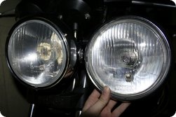 Yamaha links, Honda rechts