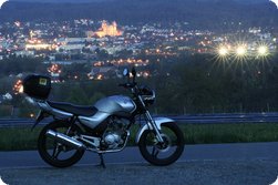 Langzeitbelichtung: Yamaha YBR 125 vor der Basilika Weingarten