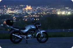 Langzeitbelichtung: Yamaha YBR 125 vor der Basilika Weingarten