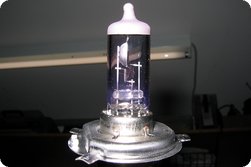 Eingefärbter Kolben eines H4-Leuchtmittels