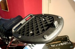 Die ersten beiden Schraubbefestigungen sind gesetzt