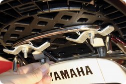 Die vier Befestigungspunkte von unten gesehen