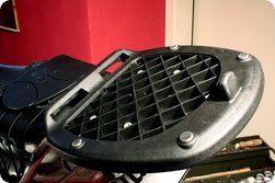 Vollständig verschraubte Topcase-Adapterplatte