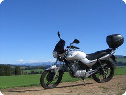 YBR 125 vor Alpenpanorama