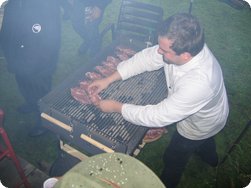 Und ab dafür: Fleisch auf den Grill